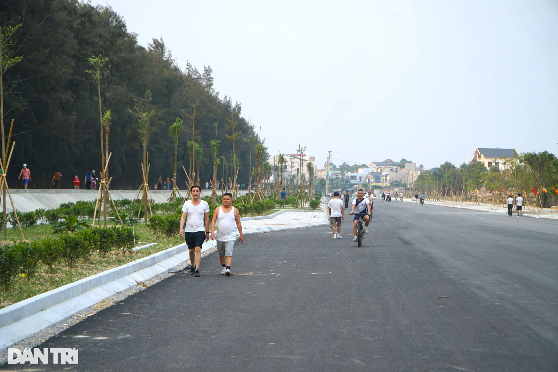 Tượng đài Con tàu tập kết hơn 80 tỷ đồng ở thành phố biển Sầm Sơn - 9 Tượng đài Con tàu tập kết hơn 80 tỷ đồng ở thành phố biển Sầm Sơn - 9