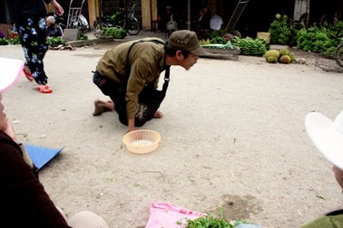 Chàng trai người Tà Ôi lê lết ăn xin nuôi cha mẹ