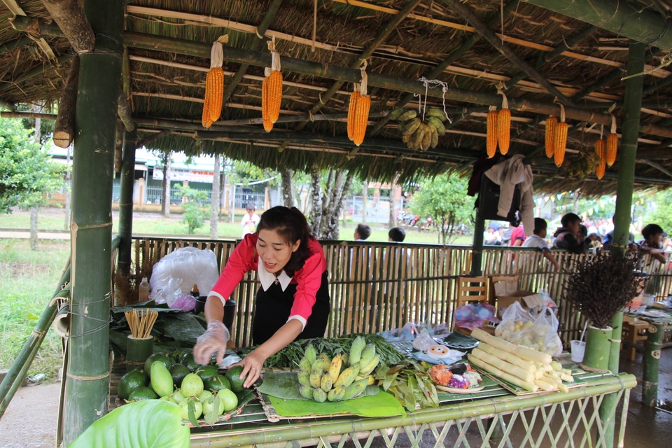 Phụ huynh mở chợ phiên, gây quỹ học bổng tặng học sinh nghèo - 3