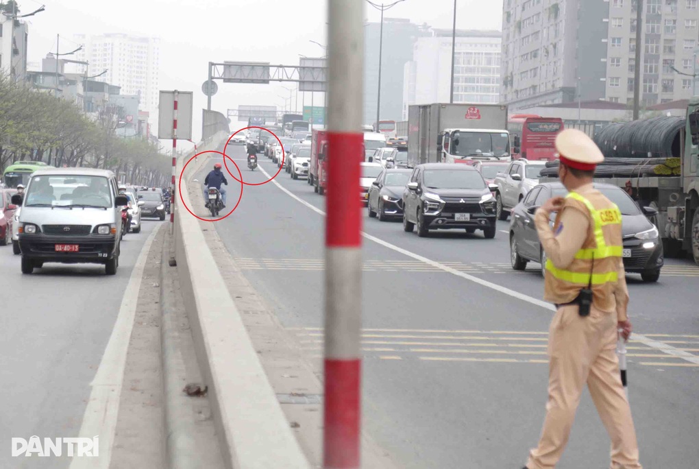 Vội đi coi thi, nữ giáo viên phóng xe máy lên đường Vành đai 3 - 3 Vội đi coi thi, nữ giáo viên phóng xe máy lên đường Vành đai 3 - 3