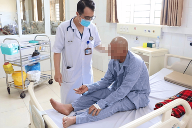 Người đàn ông suýt chết vì bị kiến đốt vào trán