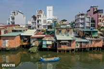 Di dời nhà lụp xụp: Niềm hy vọng và nỗi lo của người dân bờ Bắc kênh Đôi