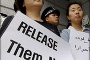 Taliban tiếp tục dọa giết con tin