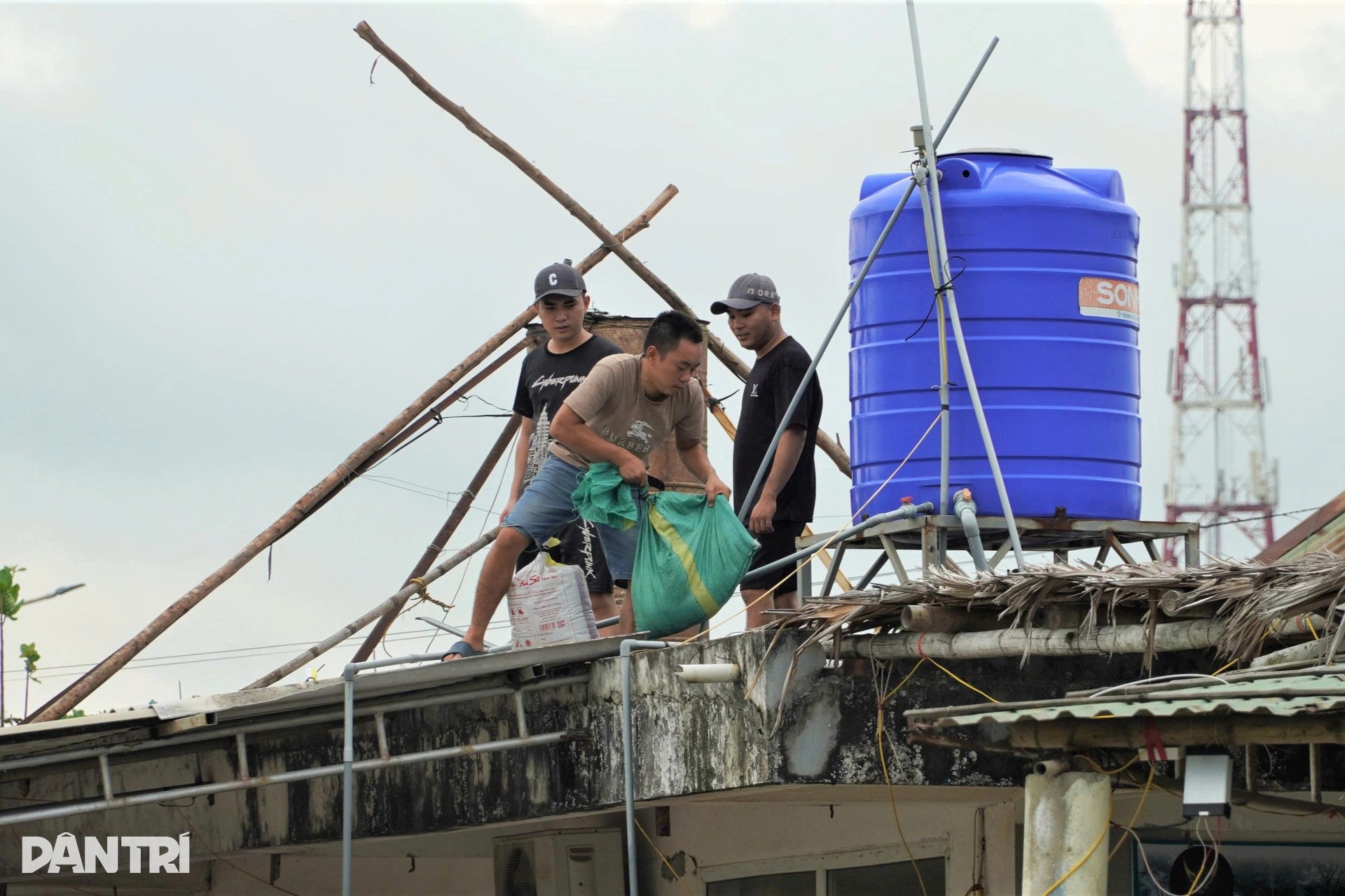 Các tỉnh, thành miền Trung hối hả trước giờ bão Kajiki đổ bộ - 6 Các tỉnh, thành miền Trung hối hả trước giờ bão Kajiki đổ bộ - 6