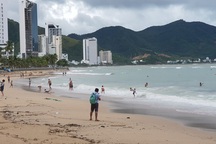 Sóng lớn cuồn cuộn do ảnh hưởng bão số 9, du khách vẫn vô tư đi tắm biển