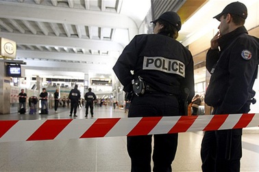 Binh sĩ Pháp bị đâm vào cổ giữa thủ đô Paris