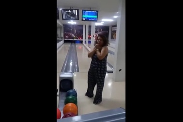 Người phụ gặp sự cố bất ngờ khi chơi bowling