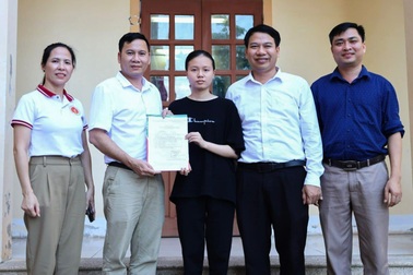 Niềm vui đầu tiên đến với nữ sinh ôm nỗi đau mồ côi đi thi tốt nghiệp