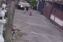 Tài xế lùi bất cẩn, xe bán tải "nuốt chửng" bé trai vào gầm