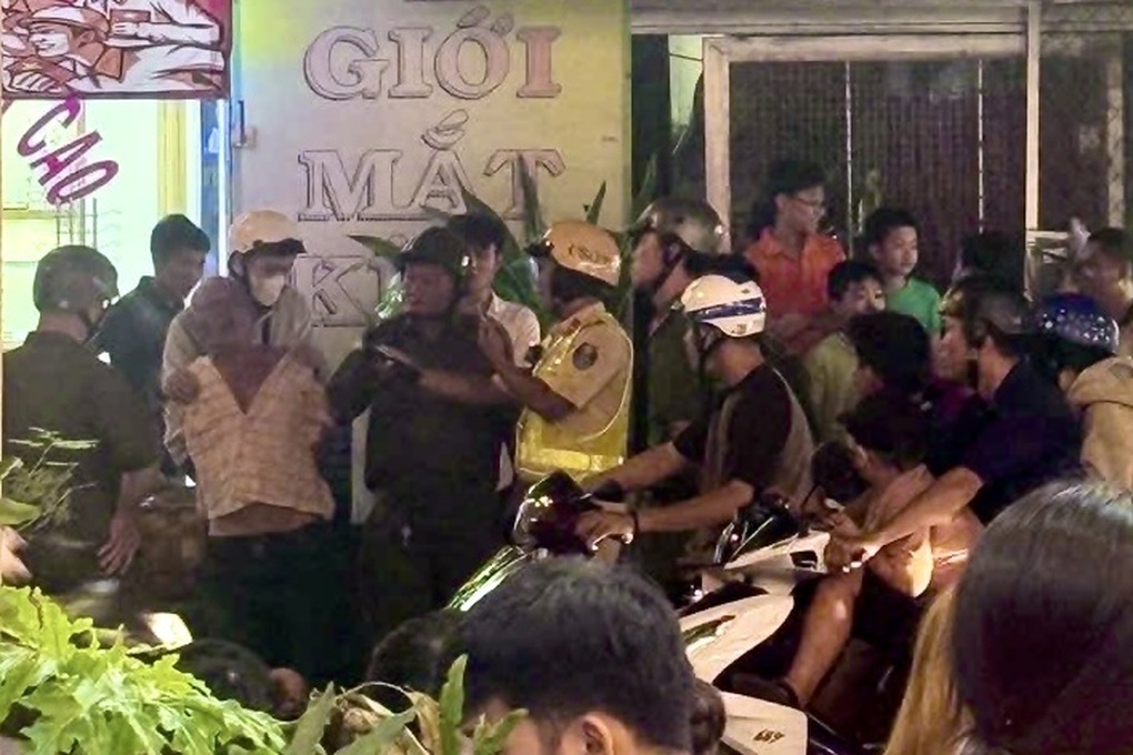 Thanh niên xung phong bị tấn công giữa đường ở TPHCM - 2 Thanh niên xung phong bị tấn công giữa đường ở TPHCM - 2