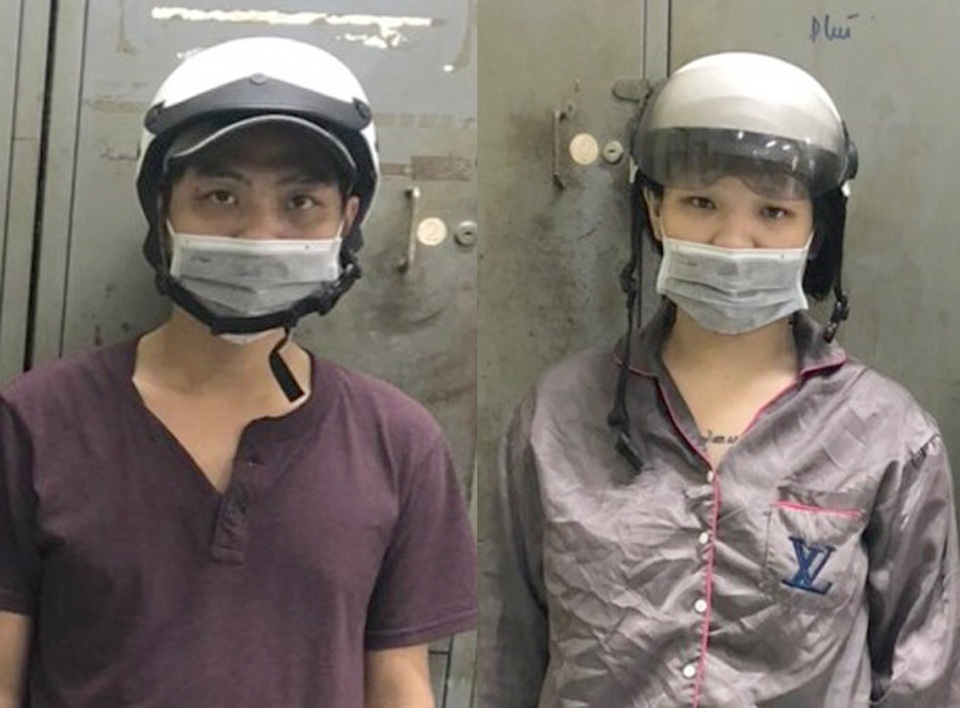 Đôi nam nữ cướp tiền ở cửa hàng tiện lợi trong 6 giây - 1 Đôi nam nữ cướp tiền ở cửa hàng tiện lợi trong 6 giây - 1
