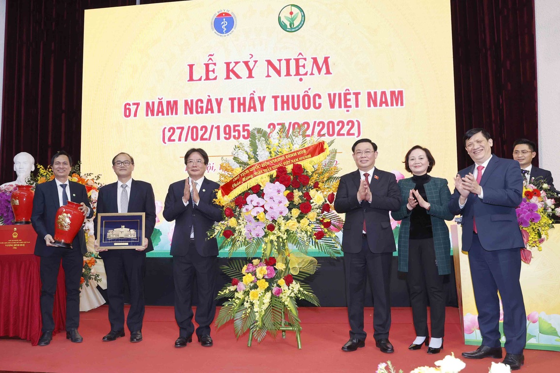Chủ tịch Quốc hội: Không thể đong đếm hết sự vất vả của cán bộ y tế - 1 Chủ tịch Quốc hội: Không thể đong đếm hết sự vất vả của cán bộ y tế - 1