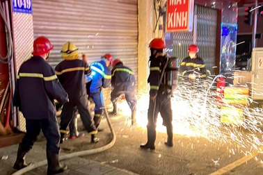 Cháy ở thẩm mỹ viện, 7 người leo sang nhà hàng xóm thoát nạn