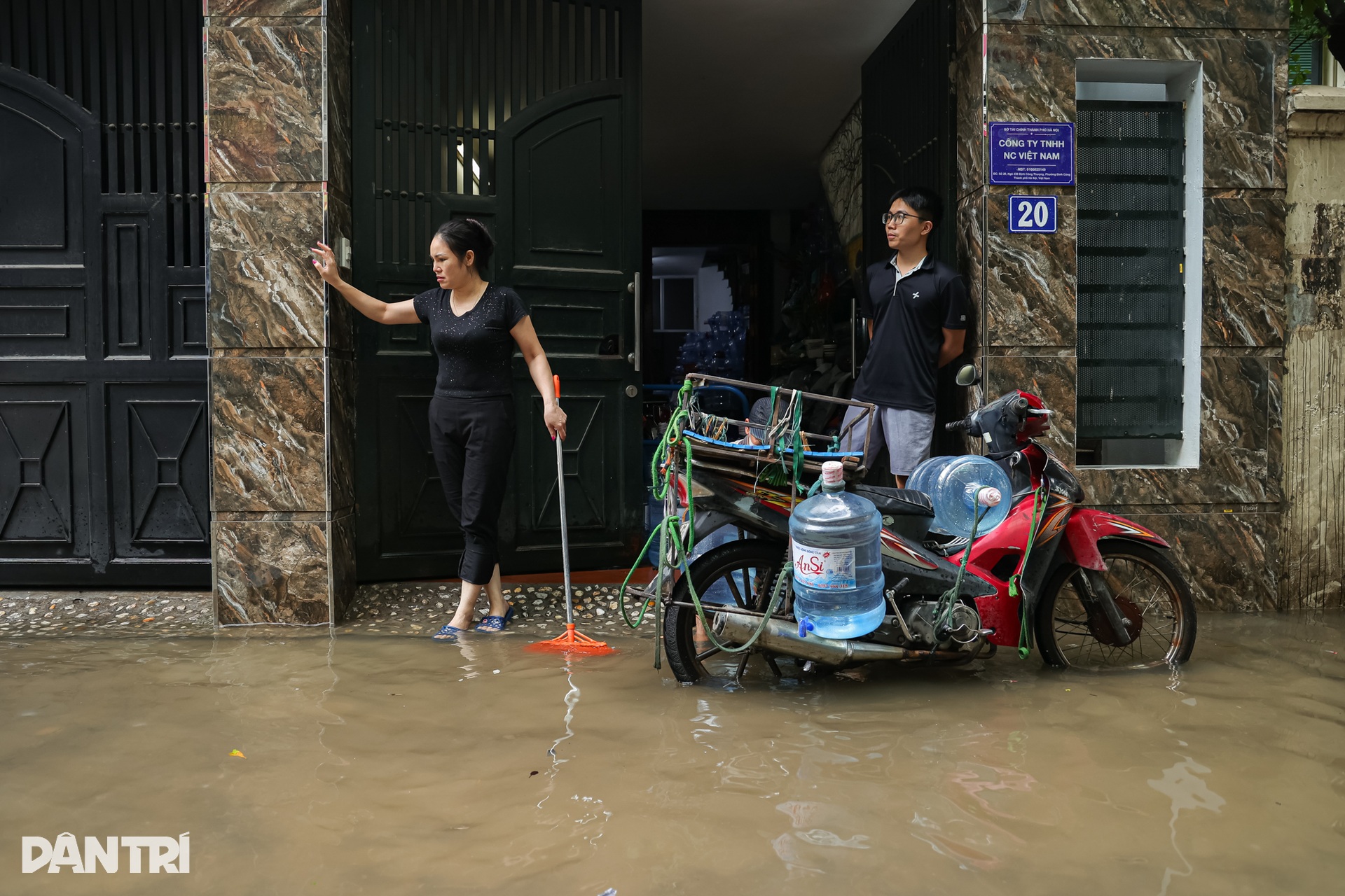 Người Hà Nội chật vật dọn nhà sau ngập, nhiều nơi nước vẫn chưa rút - 3 Người Hà Nội chật vật dọn nhà sau ngập, nhiều nơi nước vẫn chưa rút - 3