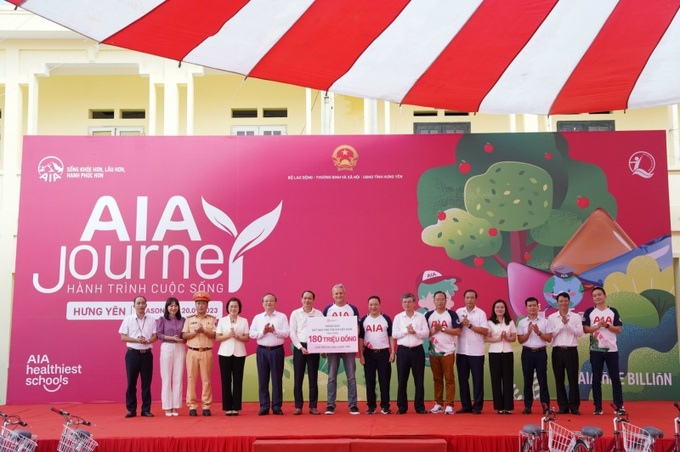 Ông Wayne Besant - Tổng Giám đốc AIA Việt Nam trao biển hỗ trợ cho Đại diện Lãnh đạo Sở LĐ-TB&XH tỉnh Hưng Yên.