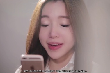 Video cảm động Elly Trần làm tặng Cadie Mộc Trà nhân dịp sinh nhật con gái 2 tuổi ghi lại những diễn biến trong cuộc sống đời thường của mình cùng các con.