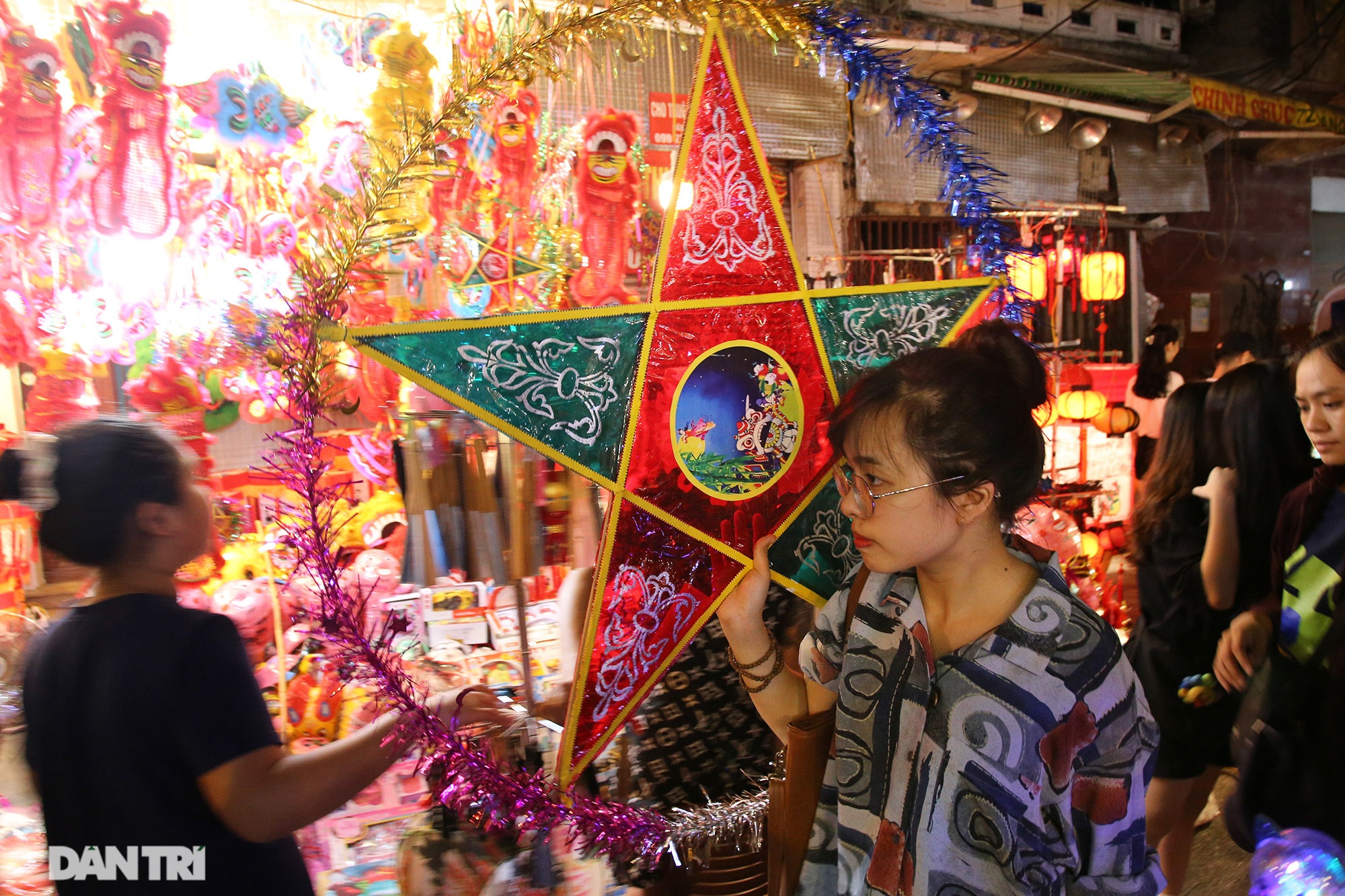 Đông nghịt người dân đổ về chợ trung thu phố cổ Hà Nội - 10 Đông nghịt người dân đổ về chợ trung thu phố cổ Hà Nội - 10