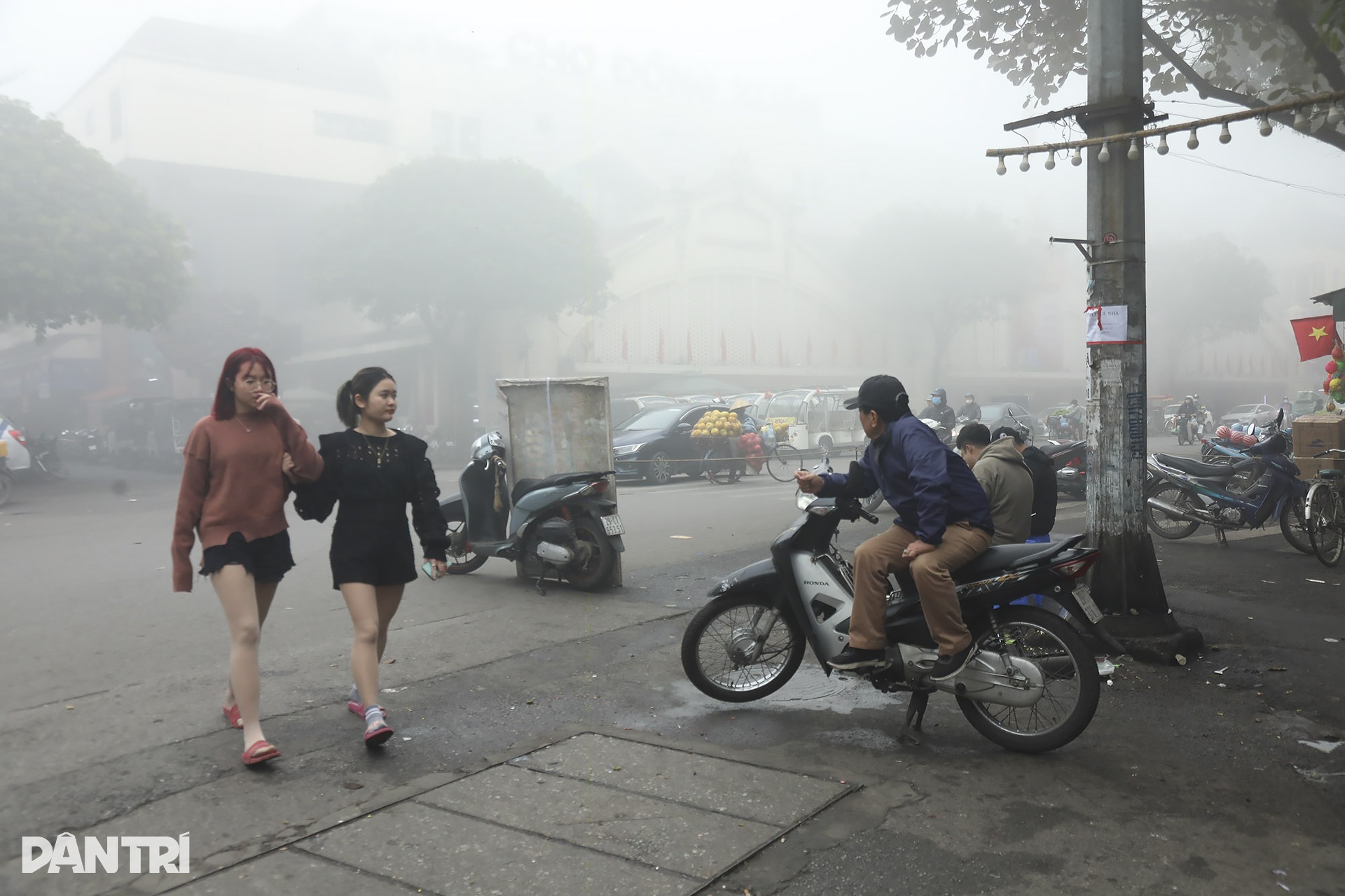 Hiện tượng thời tiết lạ, mây dày đặc bao trùm phố cổ Hà Nội - 3 Hiện tượng thời tiết lạ, mây dày đặc bao trùm phố cổ Hà Nội - 3