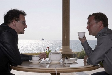 Tổng thống Nga "trà đạo" cùng ngôi sao nhạc rock U2