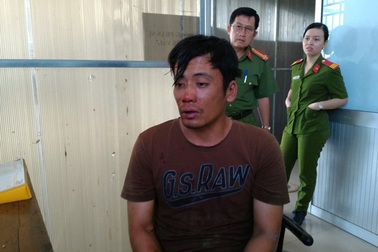 Bắt tên cướp giật dây chuyền còn dùng hung khí tấn công người dân