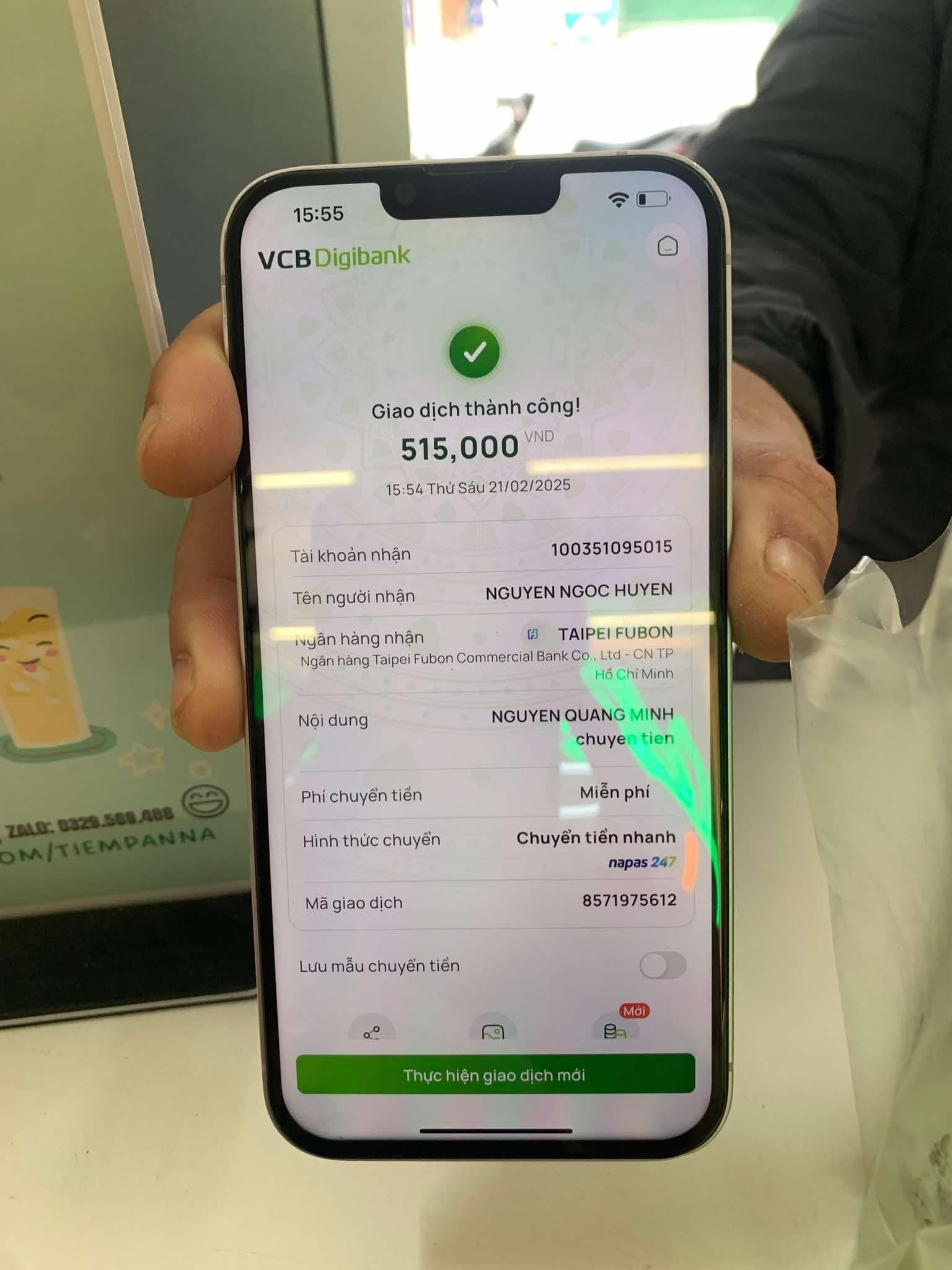 Pekerja wanita menitiskan air mata apabila mendapati dia ditipu dalam sekelip mata - 2 Nữ nhân viên bật khóc khi phát hiện bị lừa đảo trong chớp mắt - 2