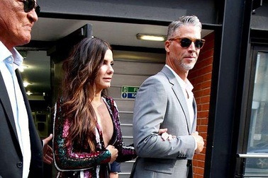 Sandra Bullock và lần hiếm hoi xuất hiện bên bạn trai