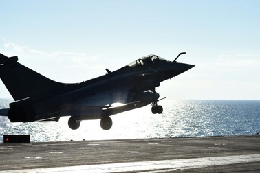 Máy bay chiến đấu Pháp tấn công nhà máy chế tạo tên lửa của IS