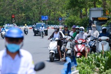 Người dân Hà Nội chật vật dưới nắng nóng như đổ lửa giữa trưa hè