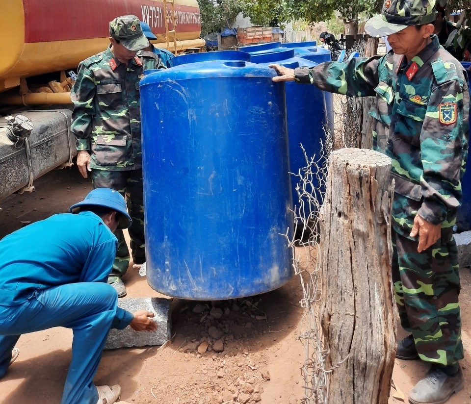 Bộ đội chở nước vào rừng giúp dân chống hạn - 2 Bộ đội chở nước vào rừng giúp dân chống hạn - 2
