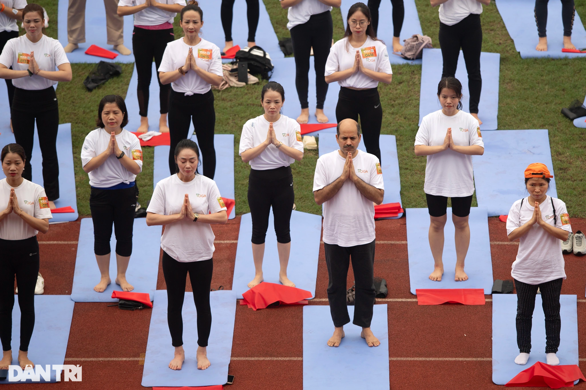 ទស្សនាការដាក់ទង់ជាតិបំបែកឯកទកម្មនៃមនុស្សចំនួន 5,000 នាក់នៅកីឡដ្ឋាន My Dinh - 10 Mãn nhãn màn xếp cờ Tổ quốc lớn kỷ lục của 5.000 người trên SVĐ Mỹ Đình - 10