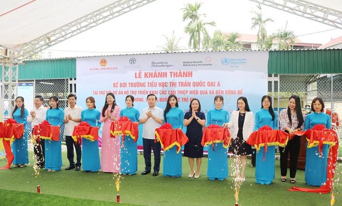 Cắt băng khánh thành bể bơi của trường Tiểu học thị trấn Quốc Oai A, được đầu tư theo Dự án “Hỗ trợ triểu khai các can thiệp hiệu quả và bền vững để phòng, chống đuối nước trẻ em tại Việt Nam”.