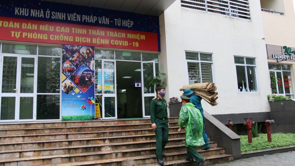 Quân đội vận chuyển nhu yếu phẩm vào khu cách ly 19 tầng ở Pháp Vân - 3 Quân đội vận chuyển nhu yếu phẩm vào khu cách ly 19 tầng ở Pháp Vân - 3