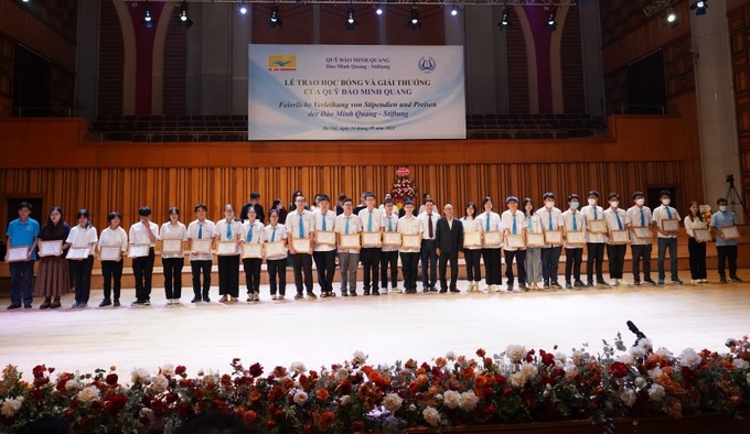 Học sinh và sinh viên Trường Đại học Khoa học Tự nhiên nhận bằng khen và học bổng Đào Minh Quang