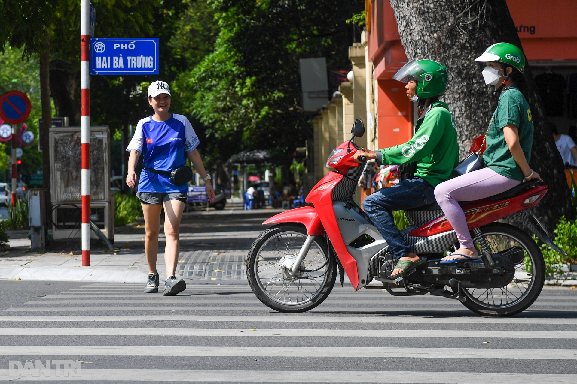 Người đi bộ bị cướp làn ưu tiên, văn hóa nhường đường của lái xe ở đâu? - 6