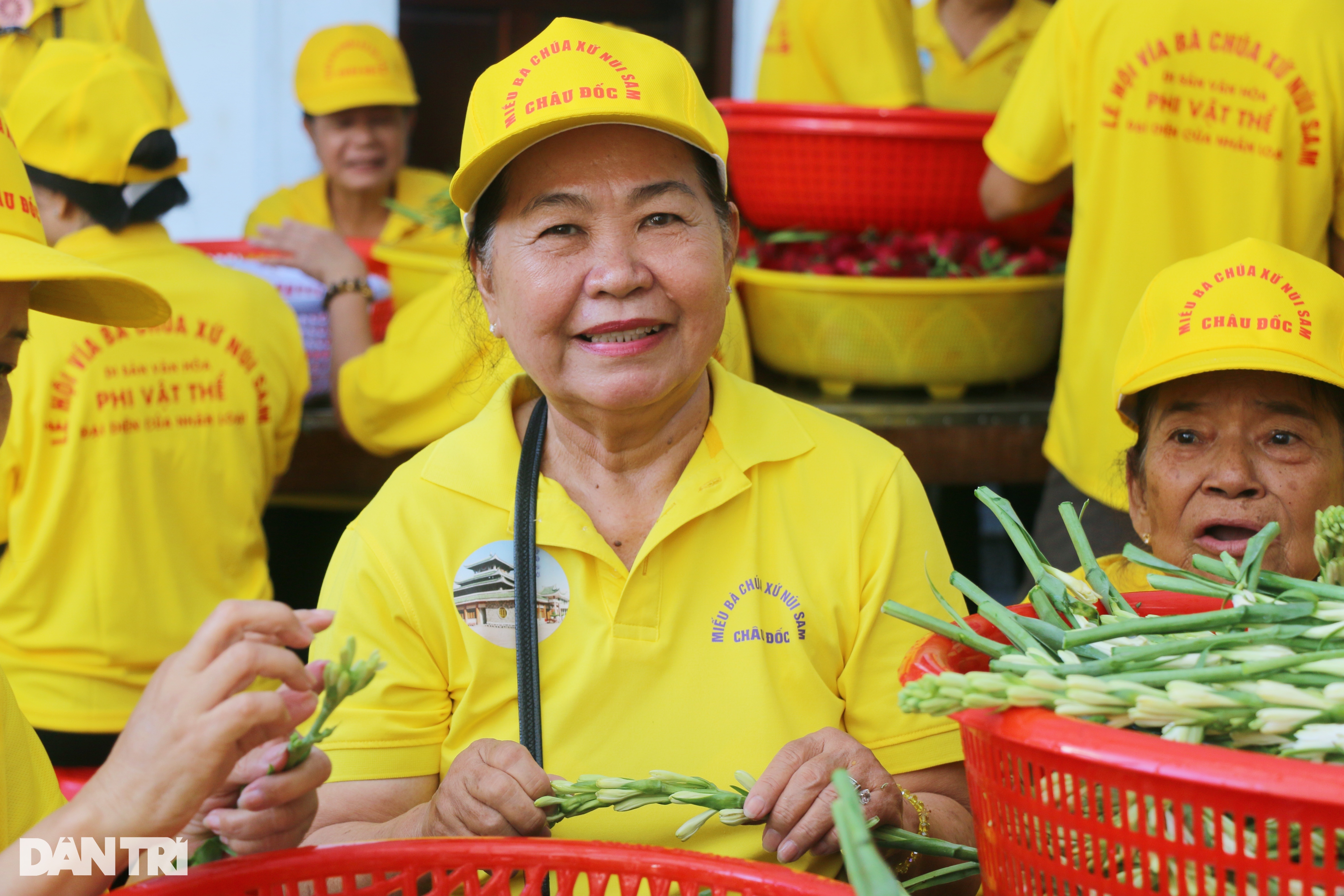 Cận cảnh quá trình nấu 9 loại hoa tắm tượng Bà Chúa Xứ núi Sam - 6 Cận cảnh quá trình nấu 9 loại hoa tắm tượng Bà Chúa Xứ núi Sam - 6
