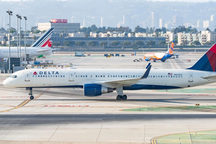 Máy bay Boeing 757 của Mỹ chở 190 người bị rơi bánh khi cất cánh