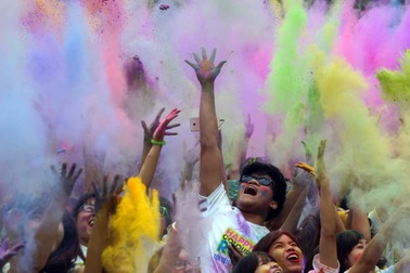 Hà Nội: Hơn 800 cặp đôi "tắm" bột màu trên đường chạy sôi động