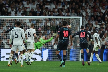 HLV Ancelotti thừa nhận cảm thấy sốc trước 2 siêu phẩm của Man City