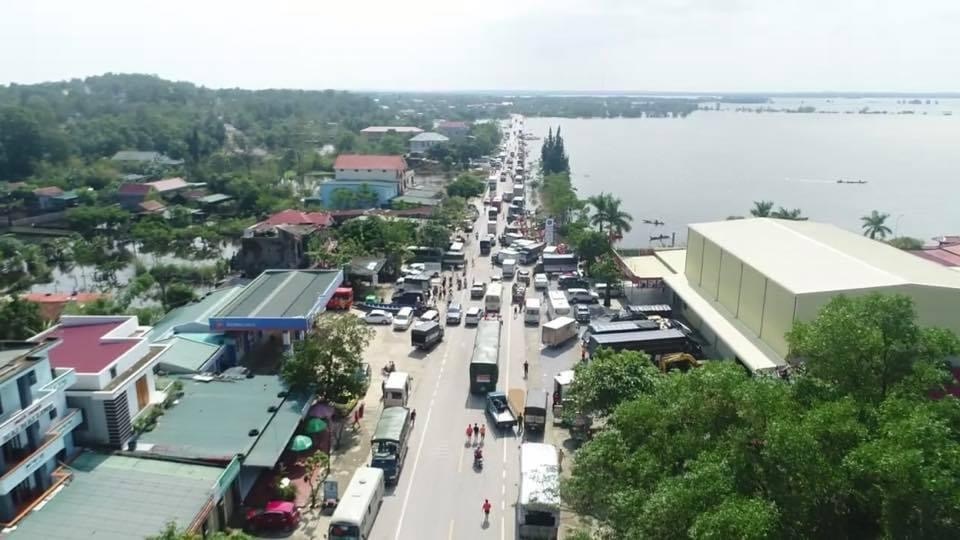 Hàng trăm đoàn thiện nguyện hướng về Quảng Bình, cứu trợ người dân vùng lũ - 2 Hàng trăm đoàn thiện nguyện hướng về Quảng Bình, cứu trợ người dân vùng lũ - 2
