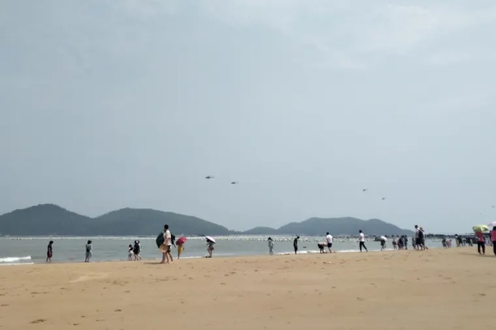 Bãi cát hình xương cá xuất hiện 2 tiếng khi thủy triều xuống ở Trung Quốc - 2