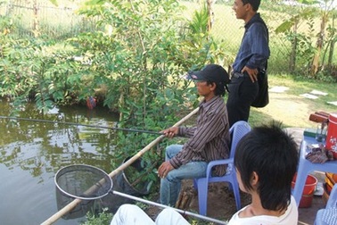 Làm “ôsin” của “cần thủ”, thu nhập khủng