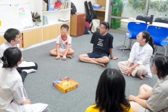 Bé 10 tuổi vụ lật tàu ở Hạ Long sức khỏe ổn định, được hỗ trợ tâm lý - 1