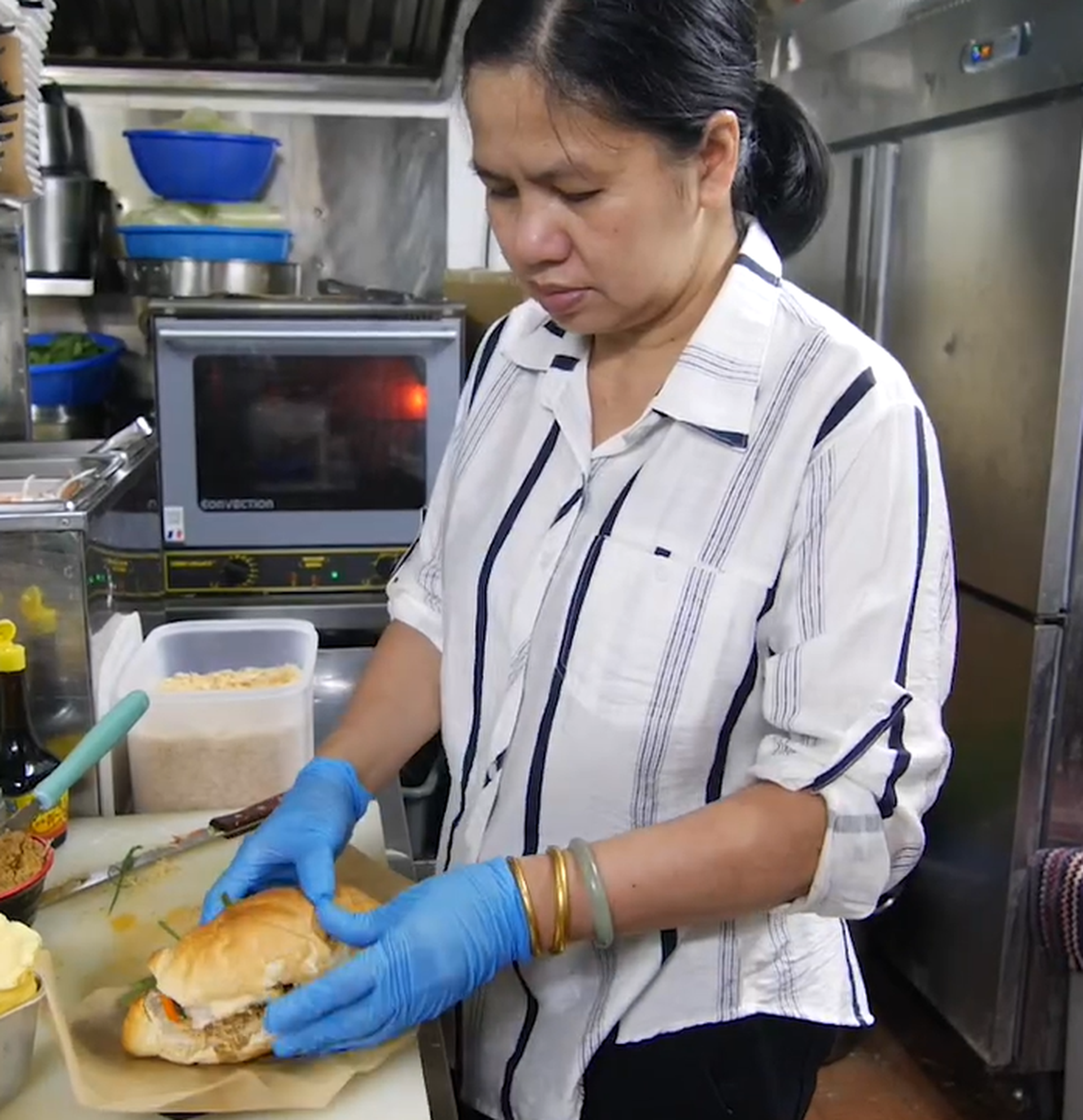 Bán bánh mì, bún bò ở Hồng Kông, người phụ nữ gốc Việt thu 100 triệu/ngày - 2