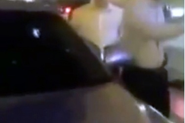 Hà Nội: Người dân truy đuổi xe Camry gây tai nạn rồi bỏ chạy