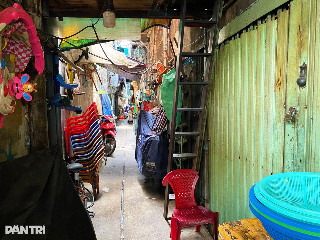Người phụ nữ ở TPHCM sống trong nhà 1m2, 12 năm ngủ không duỗi thẳng chân - 5