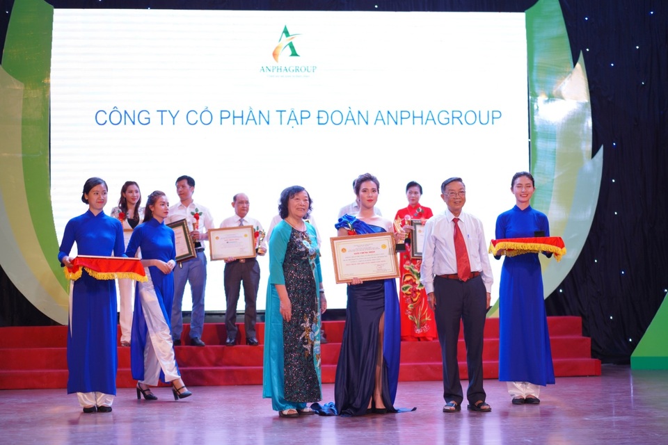 Anphagroup được vinh danh Top 10 thương hiệu vàng chăm sóc sức khỏe sắc đẹp Việt Nam 2020 - 1 Anphagroup được vinh danh Top 10 thương hiệu vàng chăm sóc sức khỏe sắc đẹp Việt Nam 2020 - 1