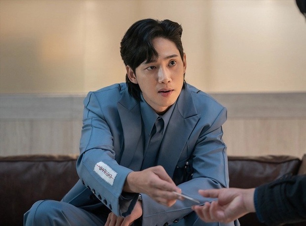 Ác nam của The Glory xuất thân giàu có, dính tin đồn hẹn hò Song Hye Kyo - 1 Ác nam của The Glory xuất thân giàu có, dính tin đồn hẹn hò Song Hye Kyo - 1