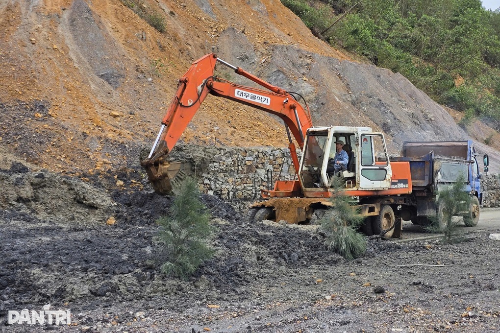 Bùn đất sạt, trượt chắn ngang đường vành đai nghìn tỷ ở Đà Nẵng - 2 Bùn đất sạt, trượt chắn ngang đường vành đai nghìn tỷ ở Đà Nẵng - 2