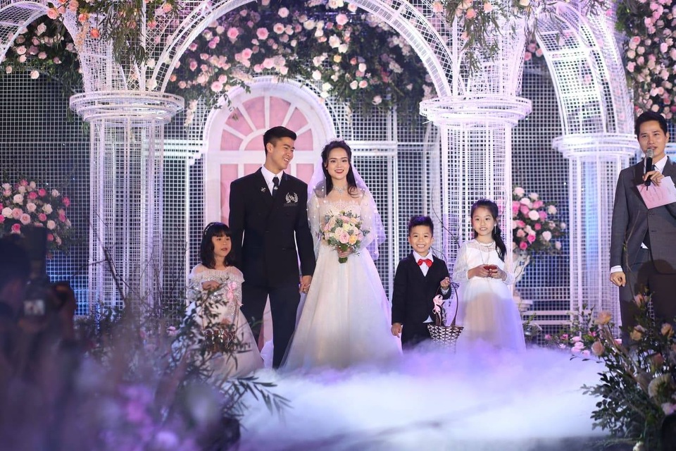 Ánh mắt tình bể bình Duy Mạnh dành cho cô dâu khiến bao fan nữ hâm mộ - 4 Ánh mắt tình bể bình Duy Mạnh dành cho cô dâu khiến bao fan nữ hâm mộ - 4