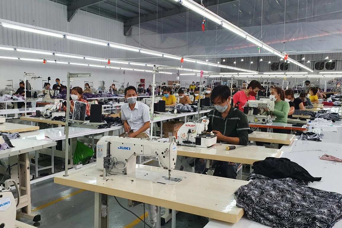 Vụ công nhân vây đòi lương trước Tết: Công ty tuyên bố tạm dừng hoạt động - 2 Vụ công nhân vây đòi lương trước Tết: Công ty tuyên bố tạm dừng hoạt động - 2